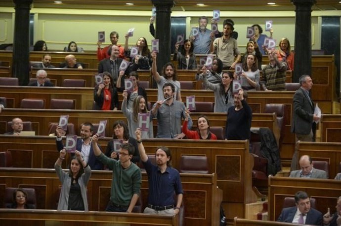 Diputados de Podemos muestran la Declaración Universal de Derechos Humanos