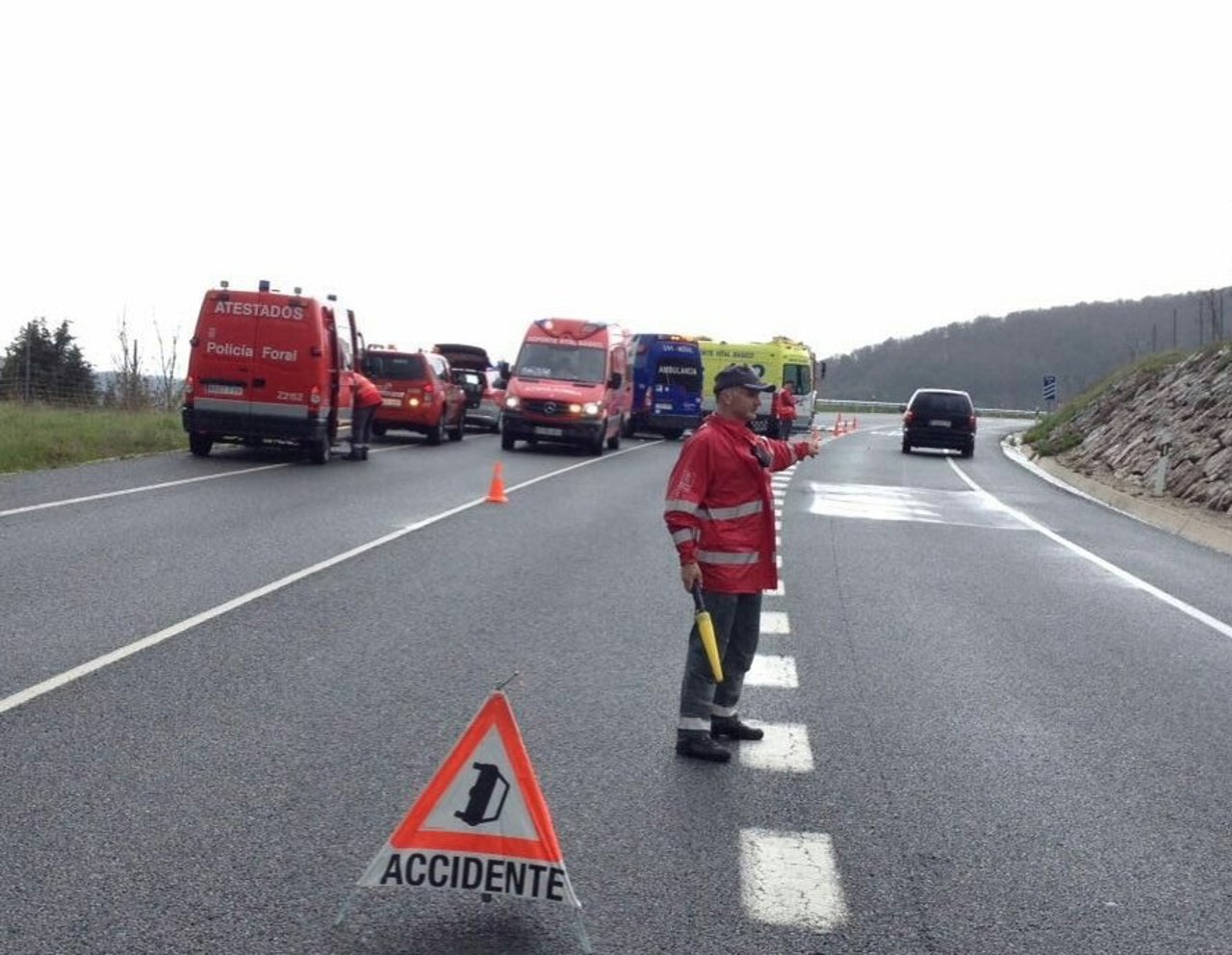 Un agente de la Policía Foral regulando el tráfico en el lugar del accidente