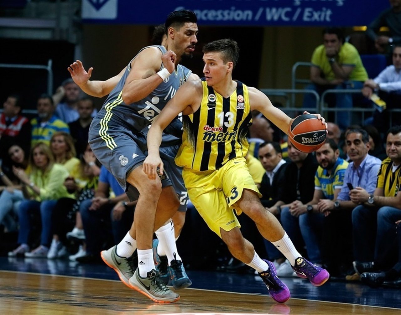 Gustavo Ayón ante el Fenerbahce en Euroliga