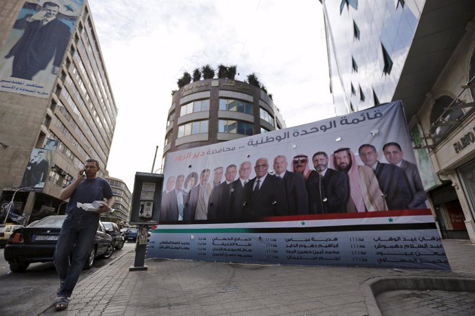 Pancarta con candidatos a las elecciones parlamentarias en Siria