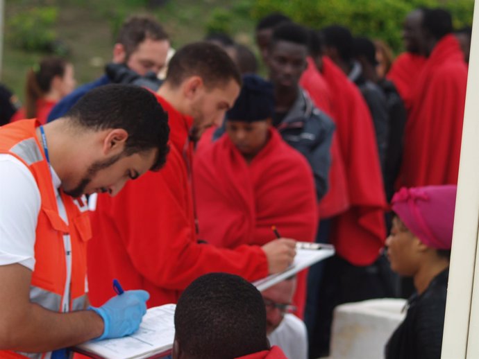 Cruz Roja atiende a los inmigrantes llegados a Ceuta       