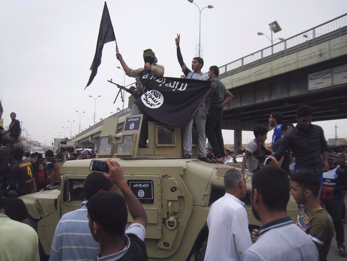 Milicianos de Estado Islámico celebran la toma de Faluya en marzo de 2014
