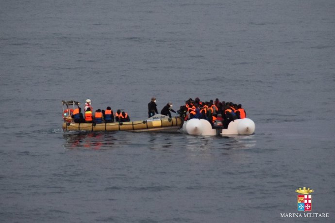 Rescate de inmigrantes en el Mediterráneo por la Marina italiana