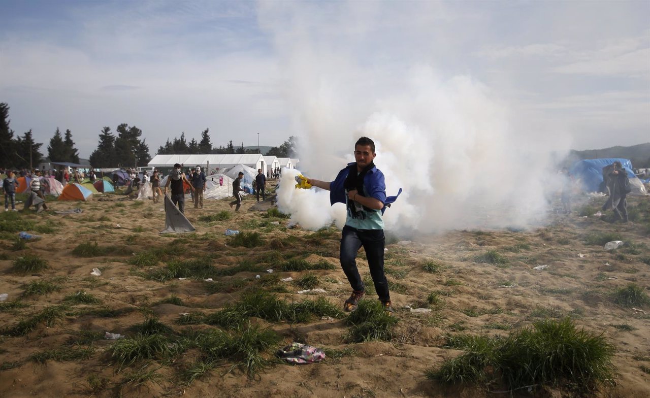 Policía macedonia emplea gases lacrimógenos contra inmigrantes (Archivo)
