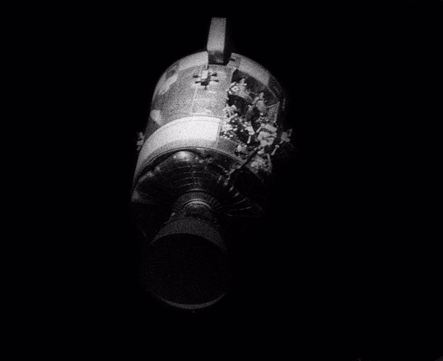 Módulo de servicio dañado del Apolo XIII fotografiado desde el módulo de mando