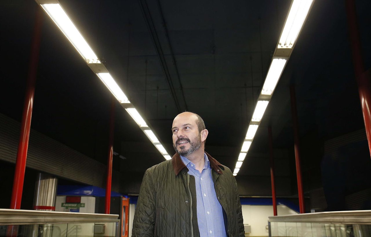 Pedro Rollán en la estación de Metro de Gregorio Marañón