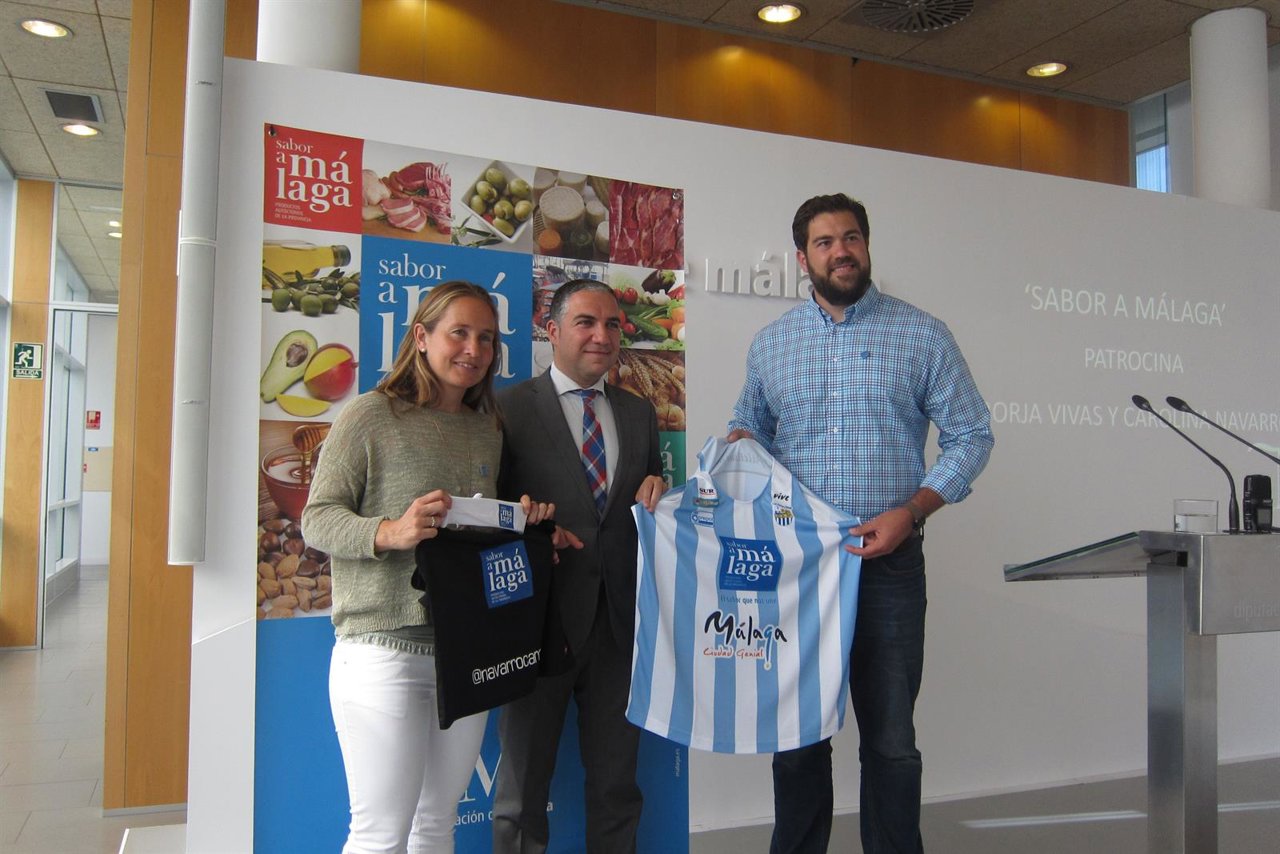 Elías Bendodo junto a los deportistas Carolina Navarro y Borja Vivas.
