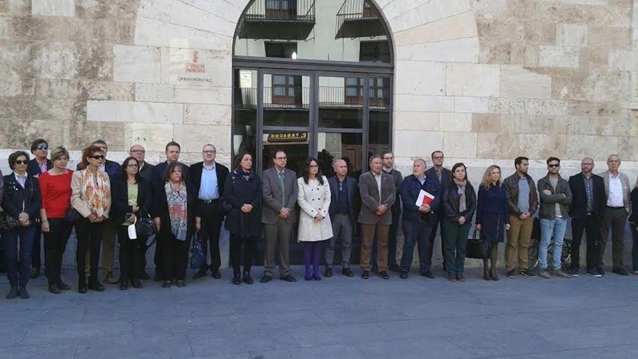 Miembros del Consell concentrados a las puertas del Palau de la Generalitat