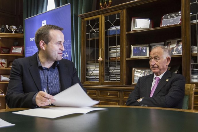 El alcalde de Lubrín y el presidente de Diputación, en la firma del acuerdo.
