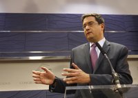 El PSOE, a Aznar: "Quienes eludían responsabilidad fiscal no estaban en montañas lejanas"