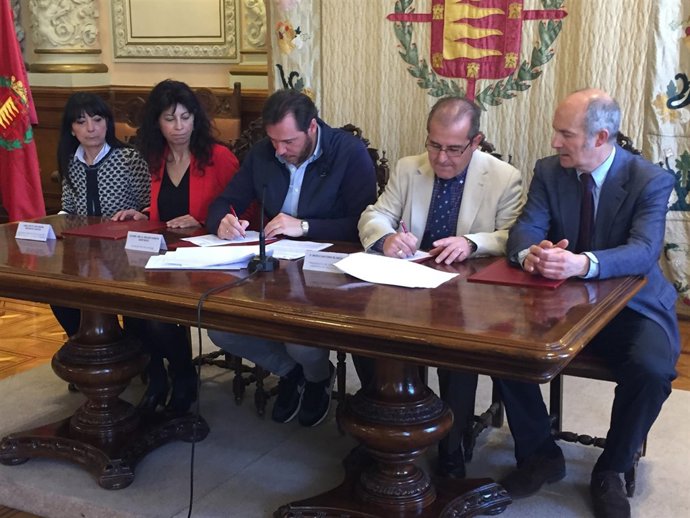 Firma del convenio entre el Ayuntamiento de Valladolid y el Gremio de Libreros