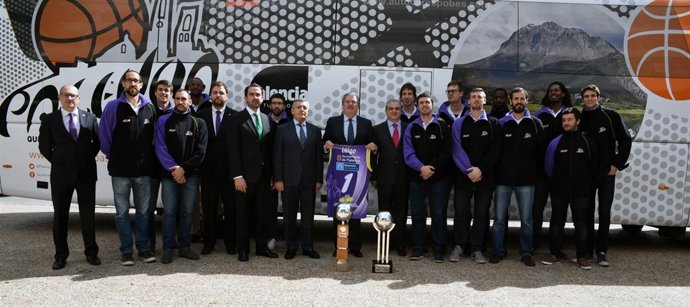 Méndez de Vigo recibe a la plantilla del Quesos Cerrato Palencia