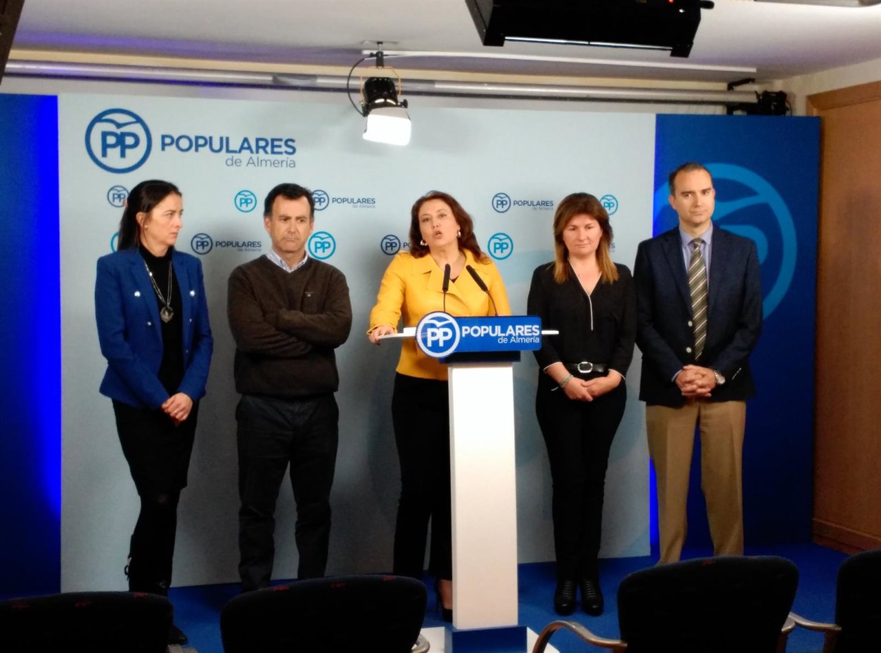 En el centro, la portavoz del PP-A, Carmen Crespo