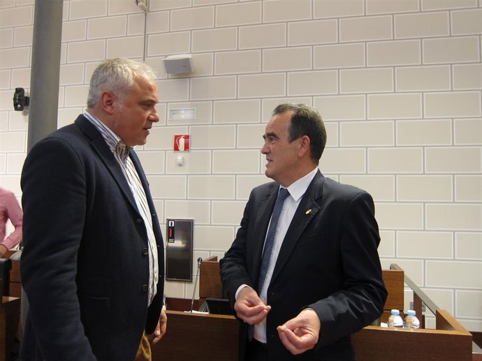 José Ángel Miramón y Juan Antonio Sánchez Quero, hablando antes del pleno 