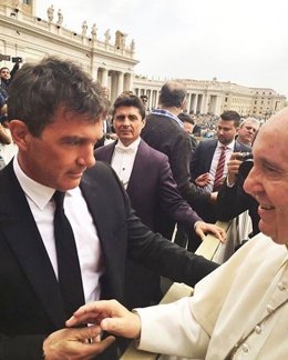 Antonio Banderas saluda al Papa Francisco