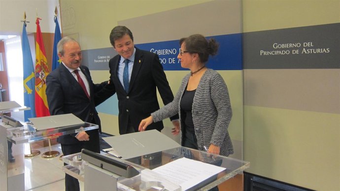 Por la izquierda, alcalde, presidente y consejera, antes de firmar el protocolo.