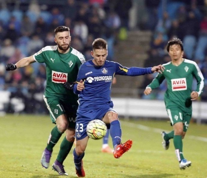 Borja Bastón, del Eibar, presiona a Medrán, del Getafe