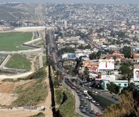 Así sería el muro que Trump construiría entre EEUU y México
