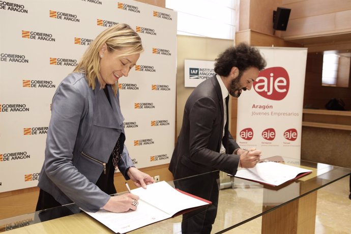 Marta Gastón y Antonio Becerril firman el convenio de colaboración