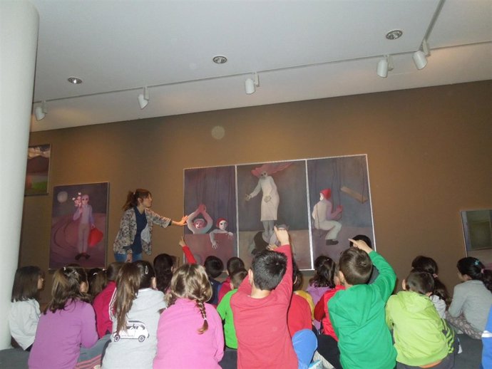 Escolares en una exposición