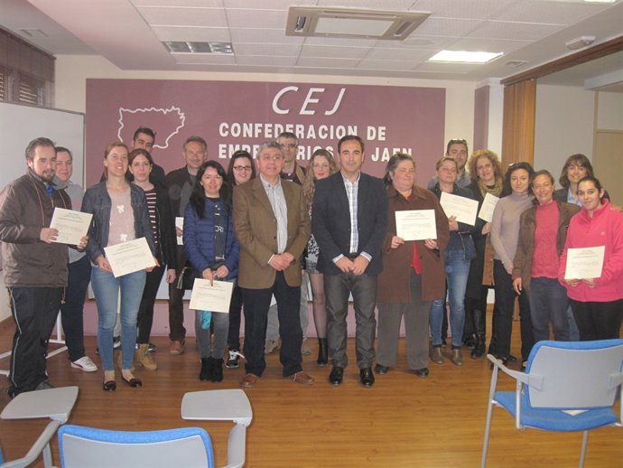 De la Torre y Martos (c), junto a los alumnos de los cursos de economía social.