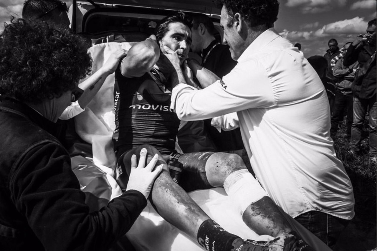 Fran Ventoso tras su corte en tibia en la París-Roubaix de 2016