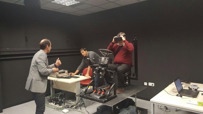 El diputado de Podemos, en un simulador