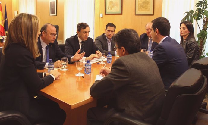 Hernando, en la reunión con el alcalde, senadores y parlamentarios por Almería