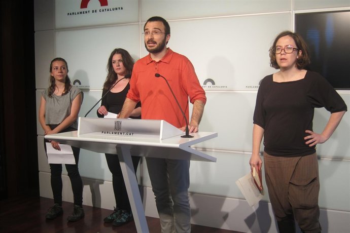 Albert Botran y Eulàlia Reguant (CUP) con representantes estudiantiles
