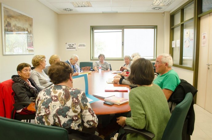 Personas mayores, reunión de jubilados, charlas de jubilados, lectura