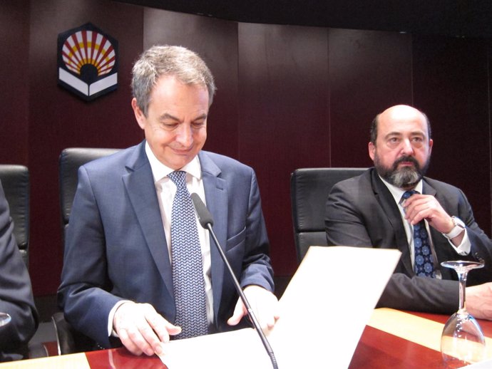 Zapatero se dispone a pronunciar su conferencia, junto a Torres