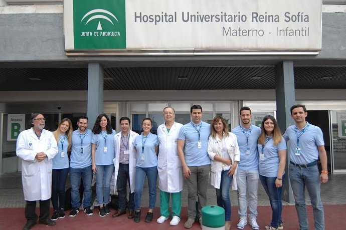 Miembros sanitarios y de la plantilla de Decathlon durante el encuentro de marzo