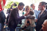 Los numerosos 'selfies' marcan el encuentro Sánchez-Díaz en Sevilla