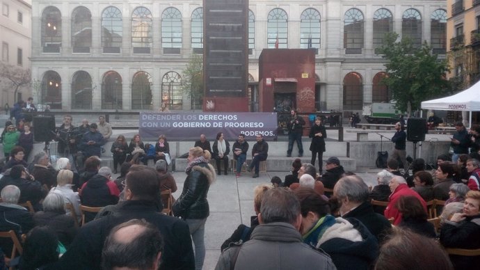 Dirección de Podemos en la Plaza del Museo Reina Sofía