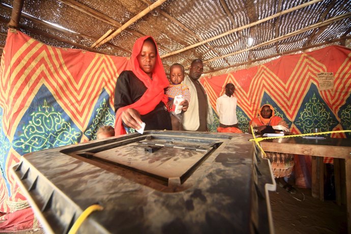 Una mujer participa en el referéndum de Darfur (Sudán)