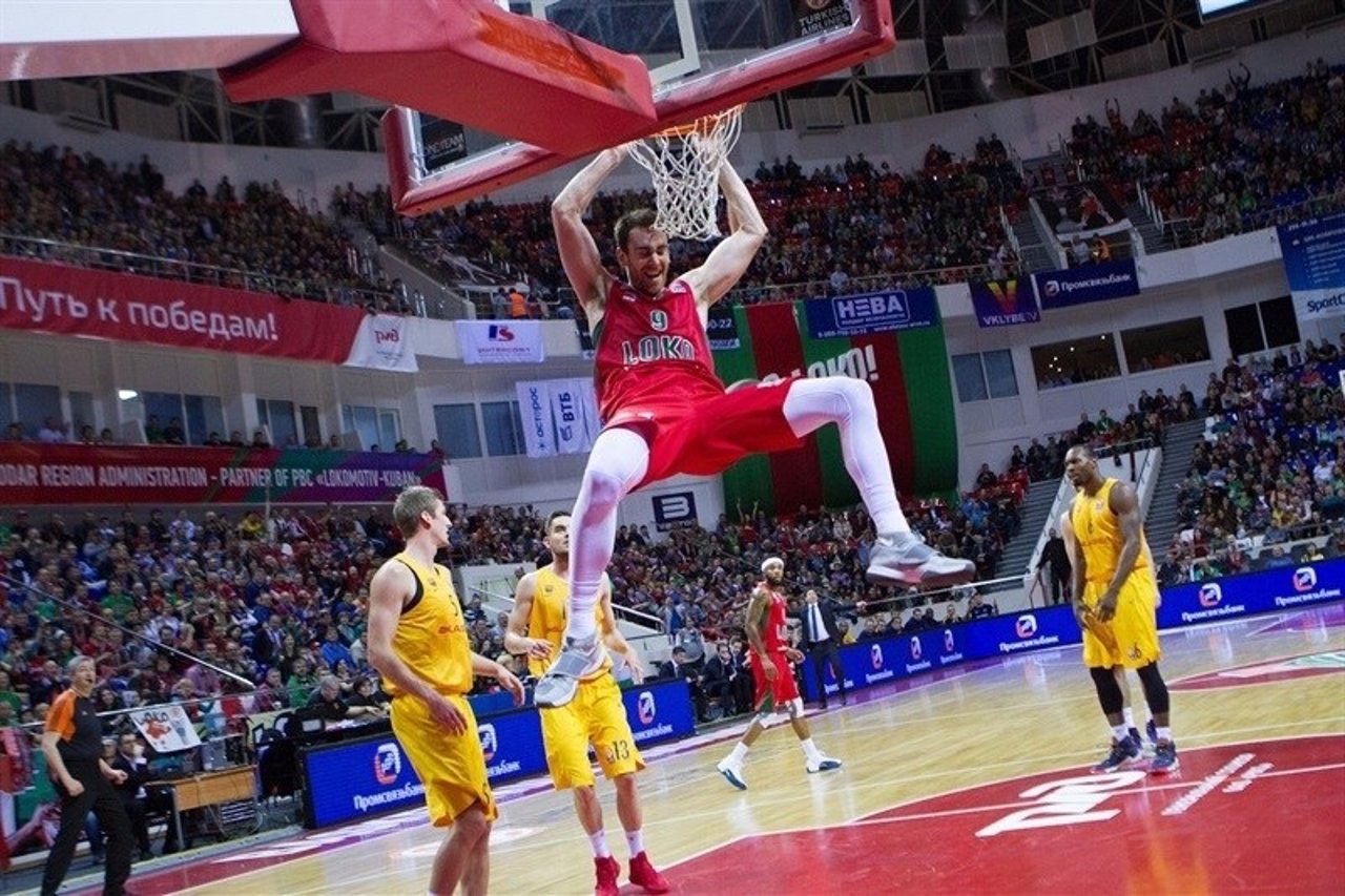 Víctor Claver (Lokomotiv Kuban) se cuelga del aro ante el Barcelona Lassa