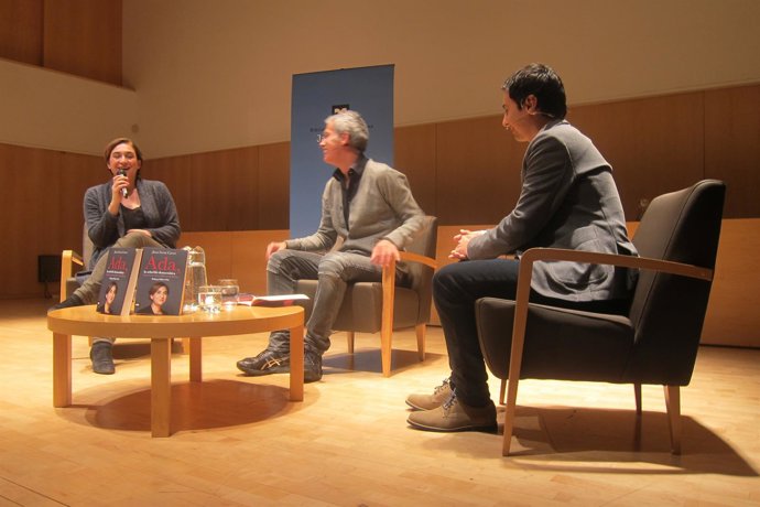 La alcaldesa de Barcelona, Ada Colau, en un debate con  periodistas