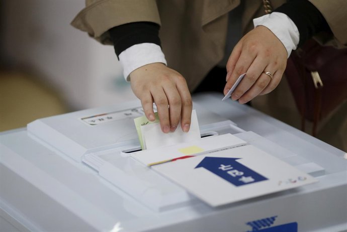 Una mujer vota en las elecciones parlamentarias en Corea del Sur