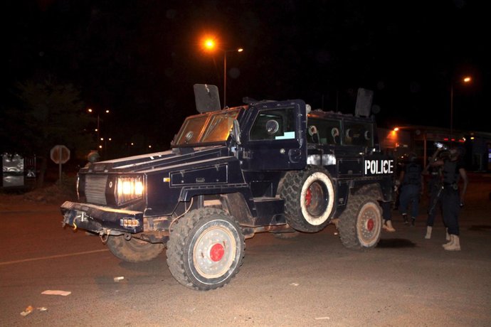 Un vehículo blindado de la Policía de Malí tras un atentado en Bamako
