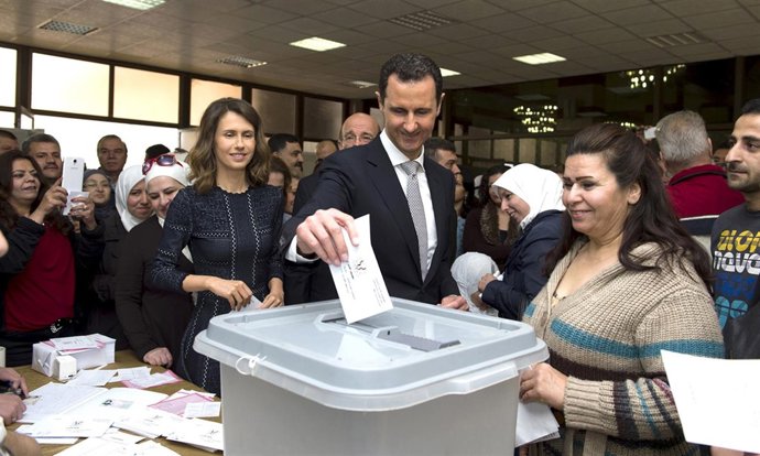 El presidente de Siria, Bashar al Assad, vota durante las parlamentarias de 2016