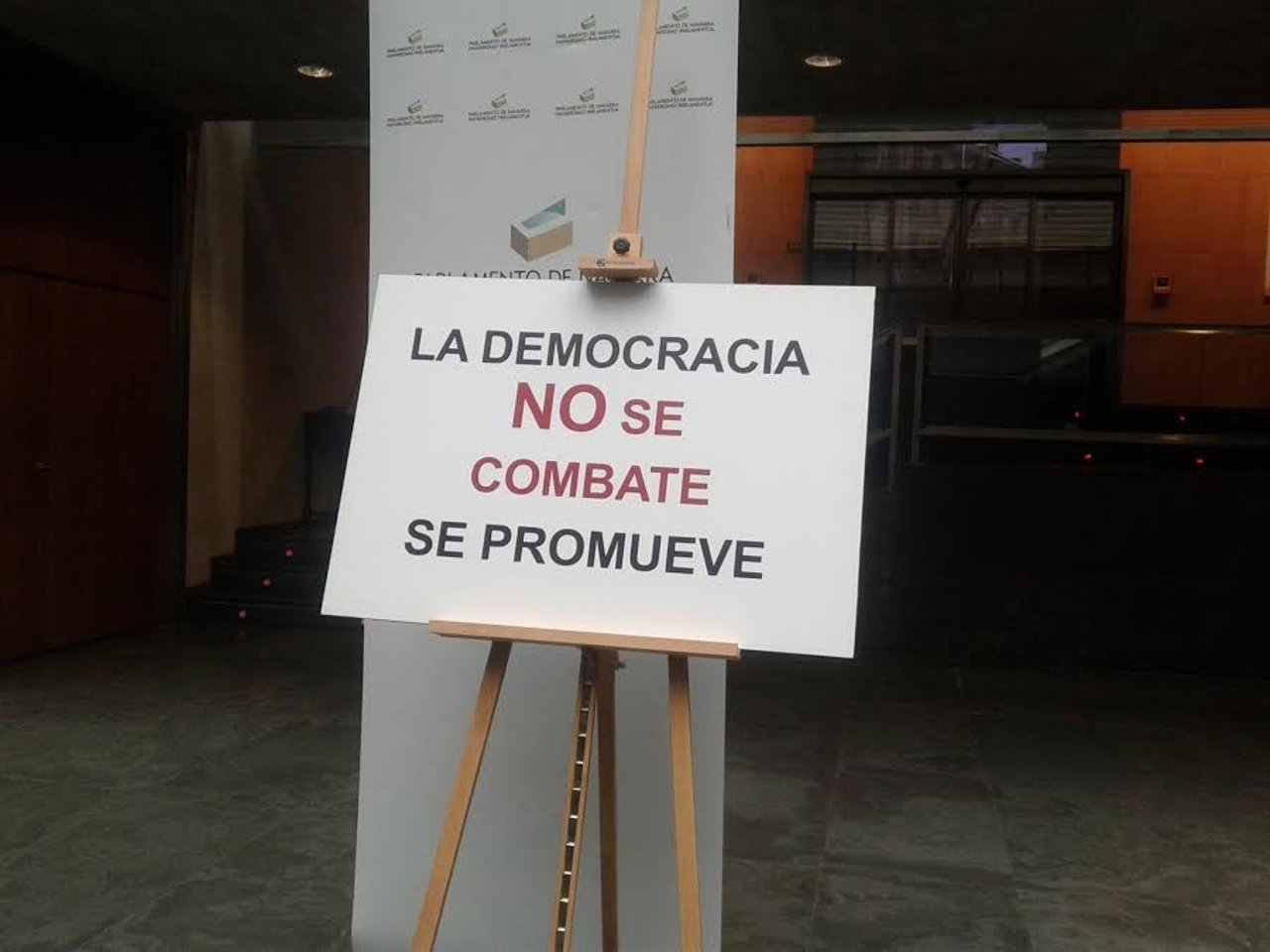 Cartel colocado por UPN mientras Esparza realizaba las declaraciones.