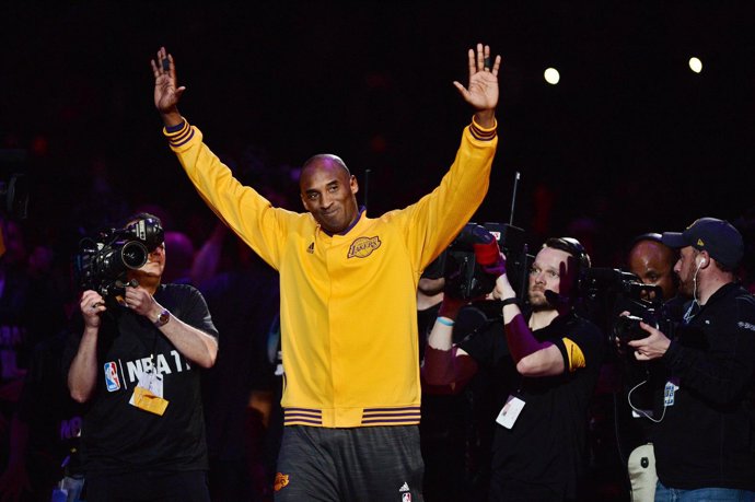 Kobe Bryant (Los Angeles Lakers) se despide del Staples Center
