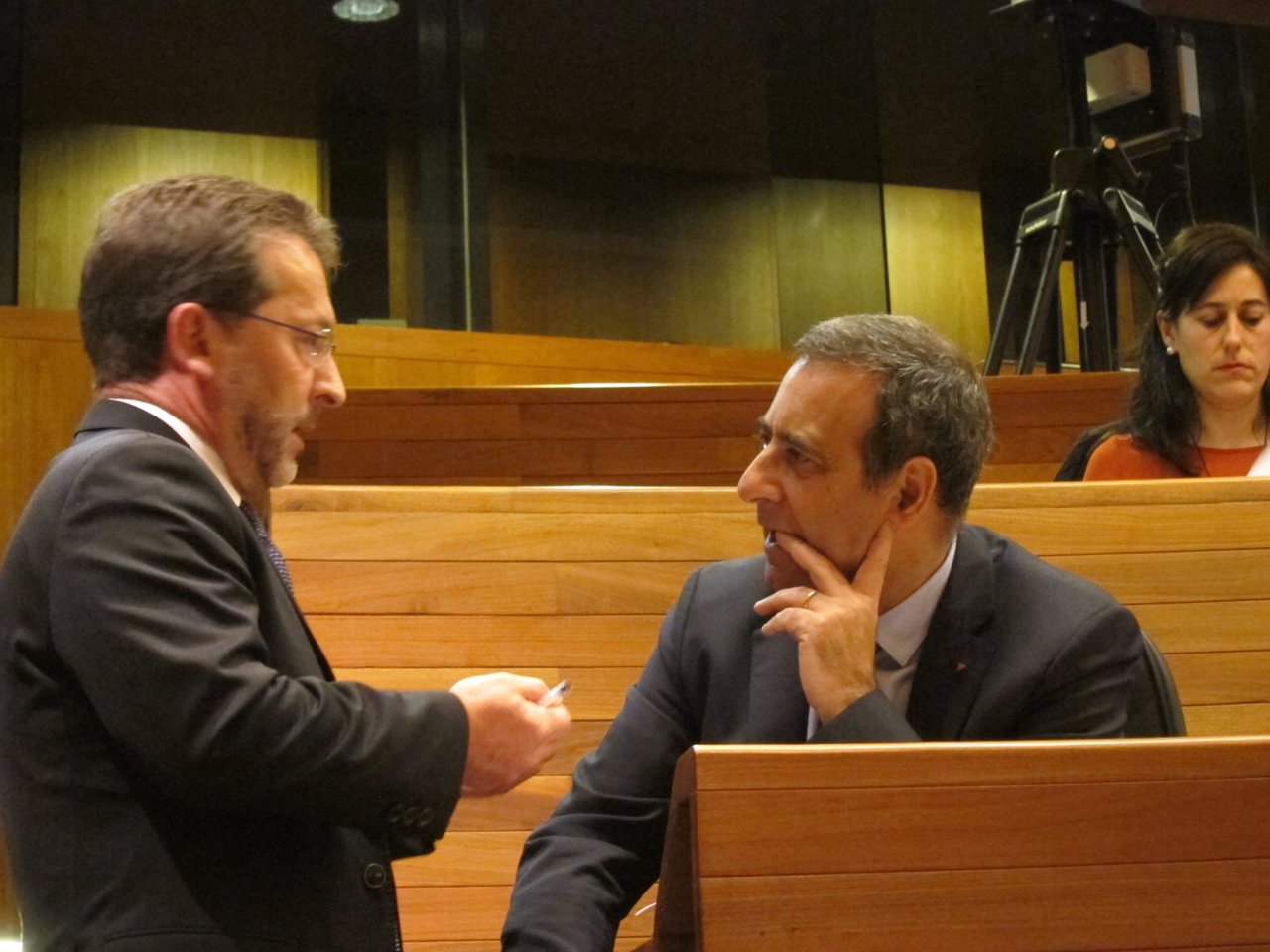 El consejero de Educación, Genaro Alonso y el portavoz del PSOE Fernando Lastra