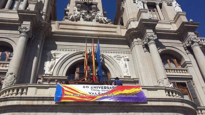 Fachada en el Ayuntamiento de Valencia con una pancarta con la bandera republica