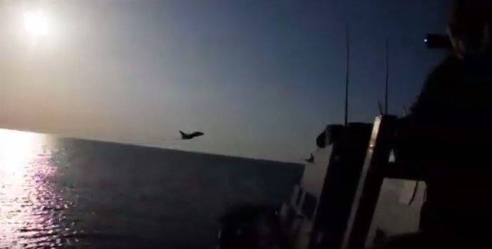 Cazas rusos se acercan a un destructor de EEUU