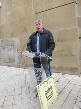 El alcalde Joseba Asiron tras la retirada de la placa