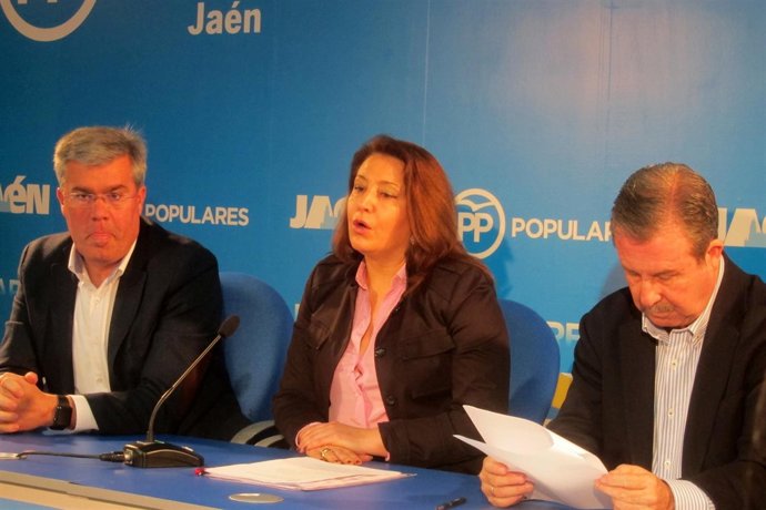 Carmen Crespo, entre Fernández de Moya y García Anguita, en la rueda de prensa.
