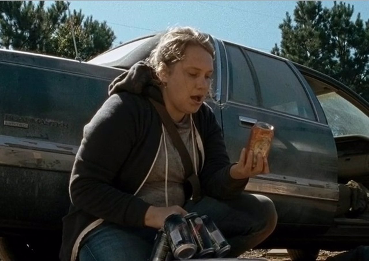 Denisse con una lata de Orange Crush en The Walking Dead