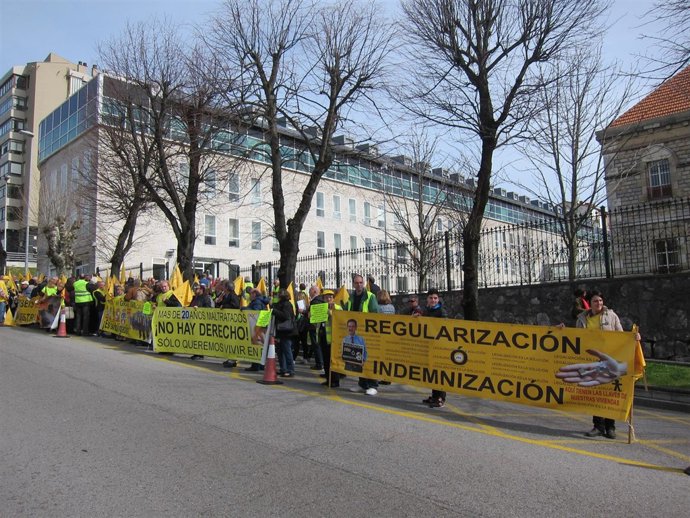 Afectados por derribos se concentran ante el TSJC 