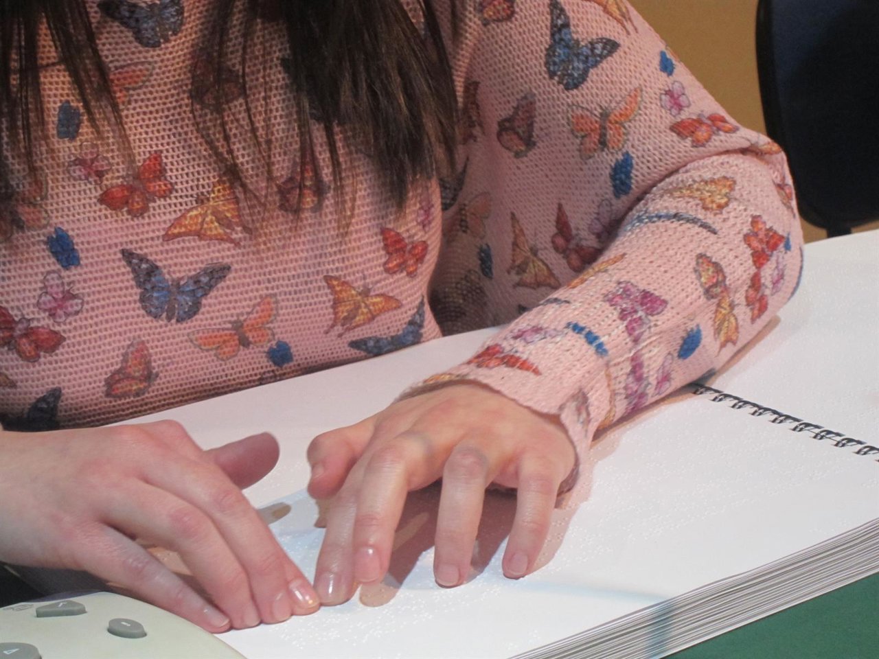 Una de las usuarias de este fondo lee una de las obras